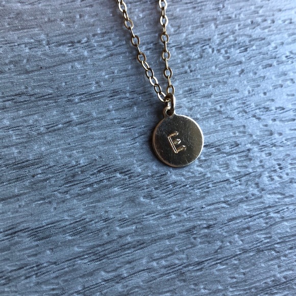 Initial "E" gold necklace - 14k gold - Picture 2 of 4